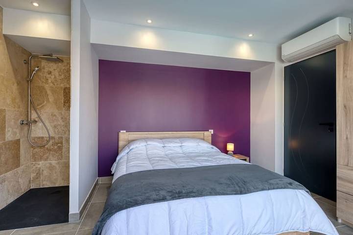 Maison de vacances privée avec WIFI, climatisation, piscine privée, TV, terrasse, animaux admis in Cassy, Lanton