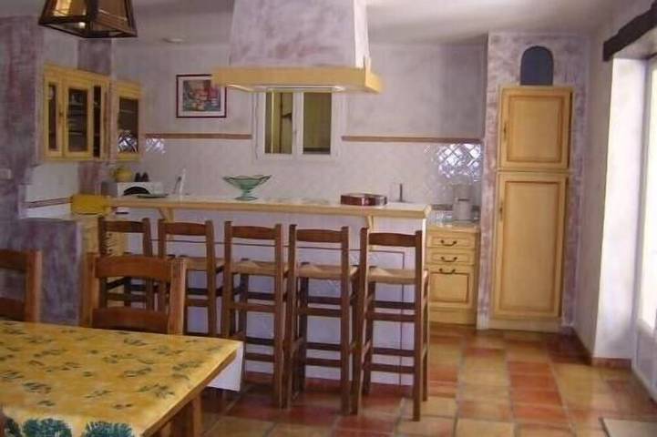 Gîte pour 11 personnes, avec jardin à Saint-Restitut - 2