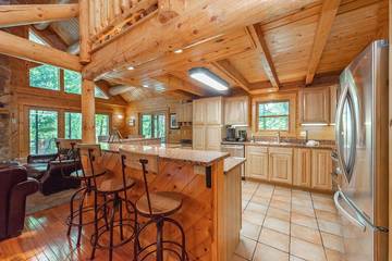 Log Cabin for 10 Guests in Deep Creek Lake, Garrett County, Picture 2