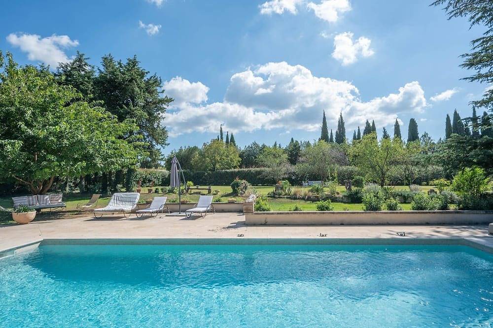 Timeless Provencal farmhouse and large swimming pool in a magnificent wooded park in Plan-d'Orgon, Region de Arles