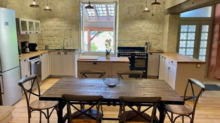 Location de vacances pour 8 personnes, avec Terrasse et Jardin ainsi que Piscine et Vue à Grézillac