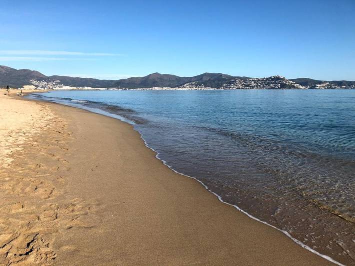 Chalet para 15 personas, con jardín además de piscina y vistas, Se admiten mascotas en Alt Empordà - 4