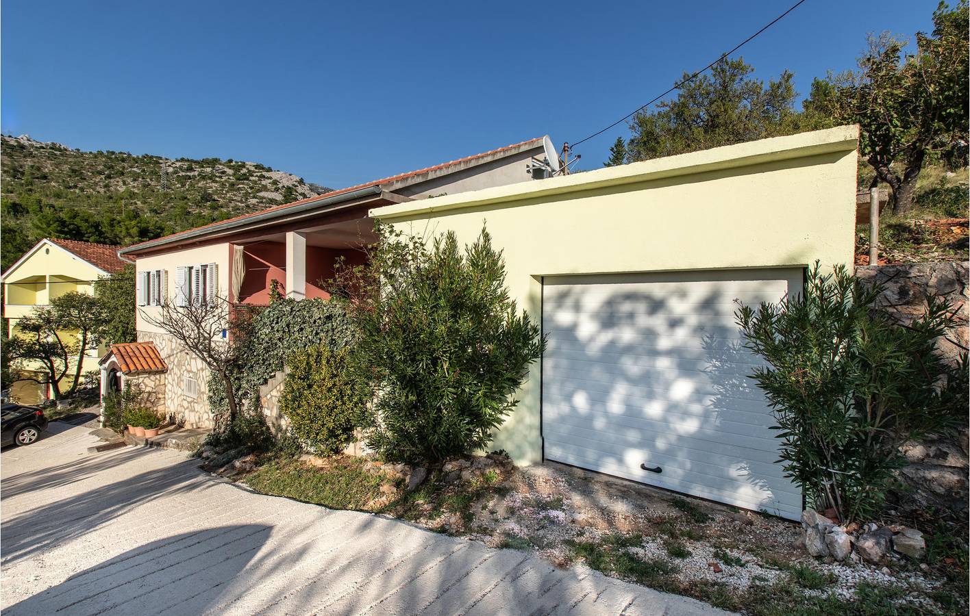 Apartment am Meer mit Terrasse, Parkplatz und WLAN – 100 m bis zur Küste in Jasenice, Zadar