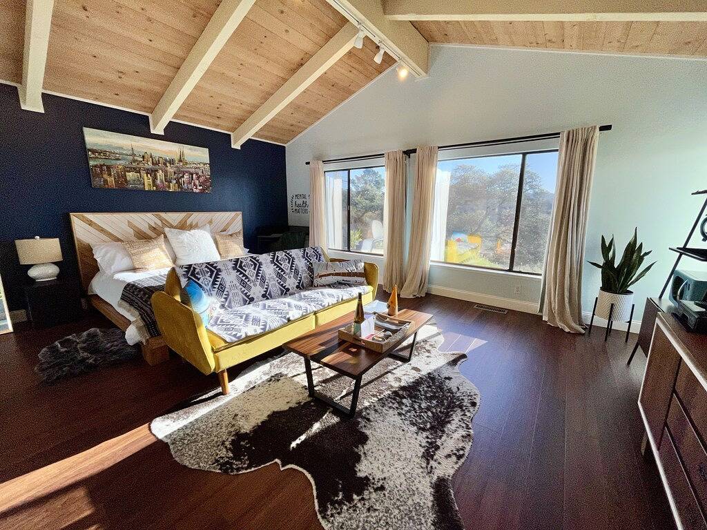 Modern 1Br Carmel Escape: Dog Friendly En-suite, Valley Views & Mins to Downtown in Monterey County