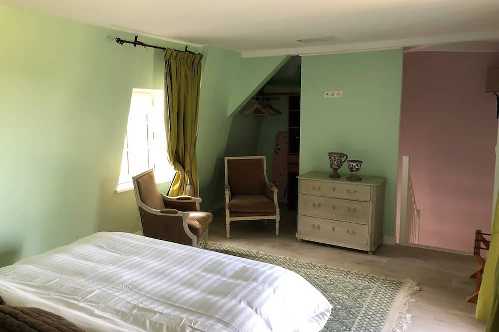 Beautiful duplex garden cottage with swimming pool terrace Azay le rideau in Azay-le-Rideau, Loire Valley