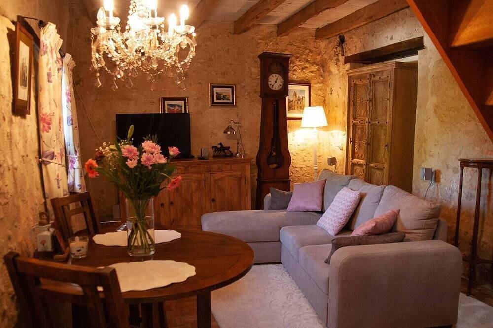 Le Revendeur charming cottage with private hottub! in Bars, Périgord Noir