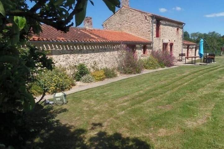 Gîte pour 7 personnes, avec piscine et jardin, animaux acceptés