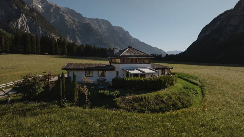 Ferienhaus für 6 Personen, mit Sauna und Whirlpool sowie Terrasse und Garten, mit Haustier in Leutaschklamm