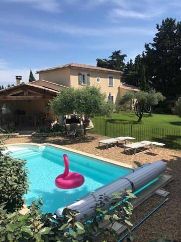 Location de vacances pour 8 personnes, avec piscine et jardin à Sainte-Cécile-les-Vignes