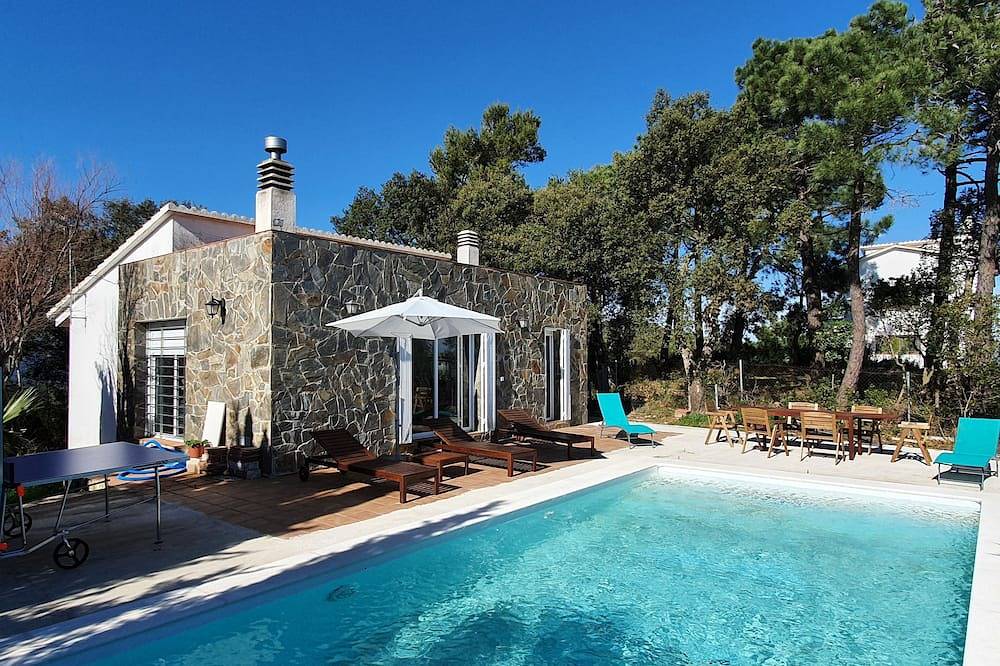 Villa mit Swimmingpool, Panoramablick auf das Meer und die Berge, 10 Minuten von den Stränden entfernt in Santa Susanna, Costa del Maresme
