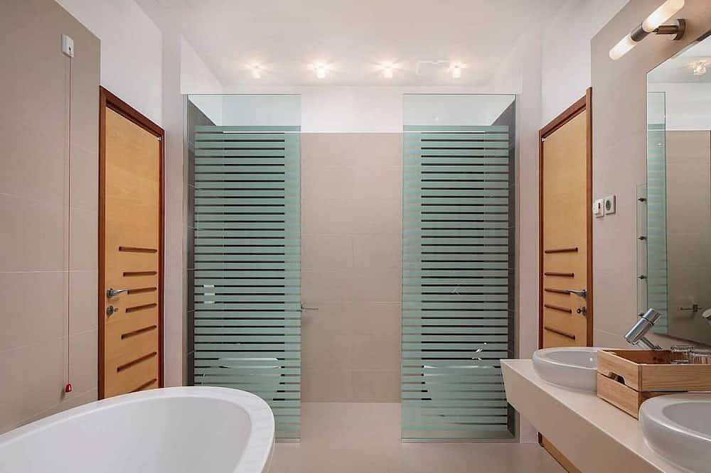 Palatial Beachfront Villa on the Omis Riviera - Private Pool, Sauna, Jacuzzi, Gym & Panoramic Views! in Céline, Omiš-Riviera