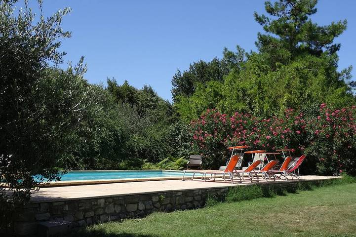 Location de vacances pour 7 personnes, avec Terrasse ainsi que Jardin et Piscine à Saint-Dézéry