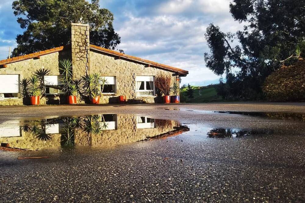 Casa Idílica Para 5 con Vistas al Prado y a 2 Minutos del Centro de Ajo in Bareyo, Cantabrian Coast