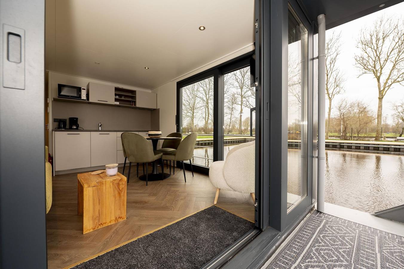 Houseboat - Paviljoenwei 4-21 | Sneek (Offingawier) 'Boatique Sneek' in Friesland