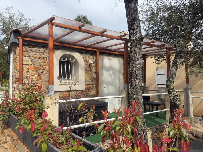 Location de vacances pour 2 personnes, avec terrasse ainsi que jardin et vue à Régusse
