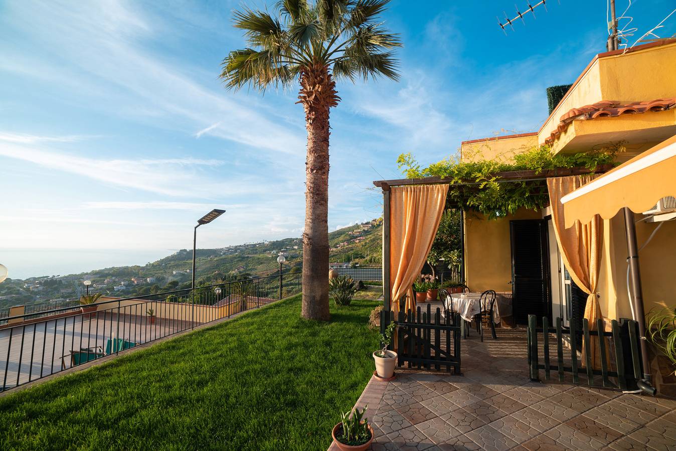 Bed and Breakfast 'Camera Six Fronte Mare Con Giardino' with Shared Terrace and Air Conditioning in Cilento