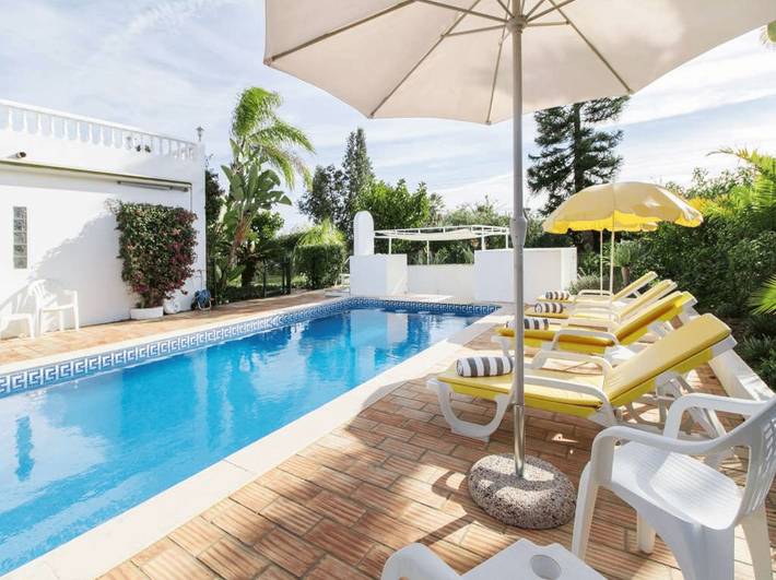 Casa rural para 4 personas, con piscina además de balcón y jardín en Armação de Pêra (costa)