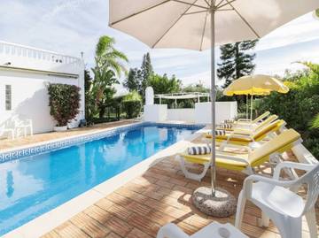 Casa rural para 4 personas, con balcón además de jardín y piscina en Armação de Pêra (costa)