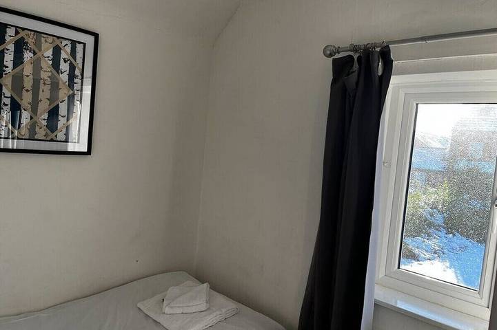 3-Bed House w/ Driveway Parking in Nottingham, Midlands del Este