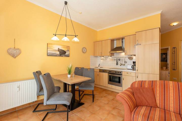 Appartement entier, Schöne Ferienwohnung an der Ostsee mit Sonnenterrasse - nur 20 m zum Sandstrand! in Ostseebad Kühlungsborn, Kühlungsborn