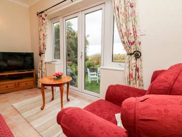 Log Cabin for 4 People in Cornwall, South West England, Photo 4