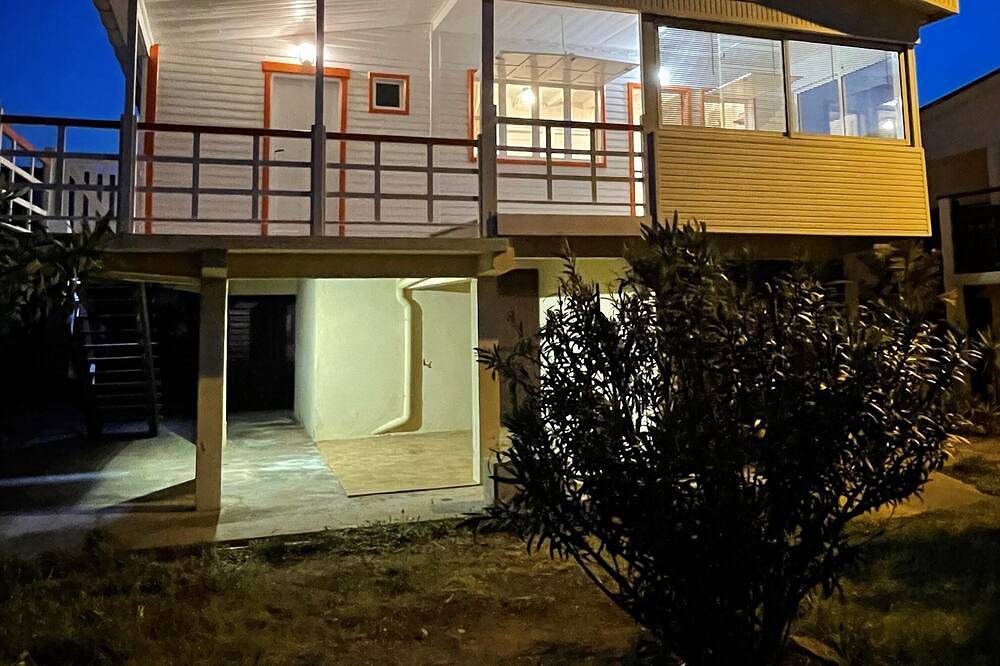 Authentic Gruissan chalet, 6 people, electric car socket in Plage des Chalets, Gruissan