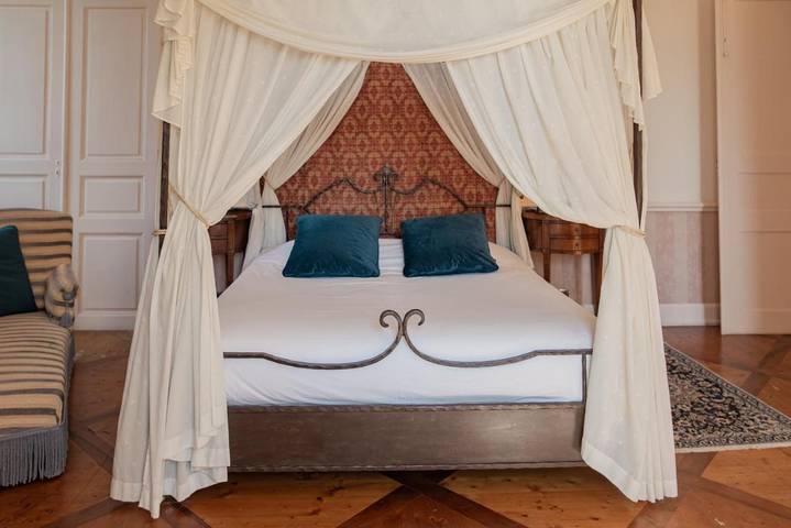 Hôtel pour 2 personnes, avec jardin ainsi que piscine et vue, animaux acceptés dans Office De Tourisme Challes Les Eaux - 4