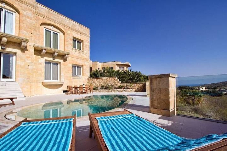 Villa for 8 people, with garden and hot tub as well as balcony in Gozo