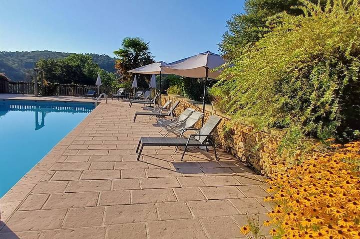 Gîte pour 4 personnes, avec Terrasse ainsi que Jardin et Piscine
