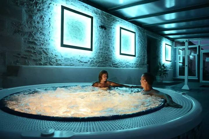 Camping pour 4 personnes, avec terrasse ainsi que sauna et piscine, animaux acceptés dans Fontenay-le-Comte - 4