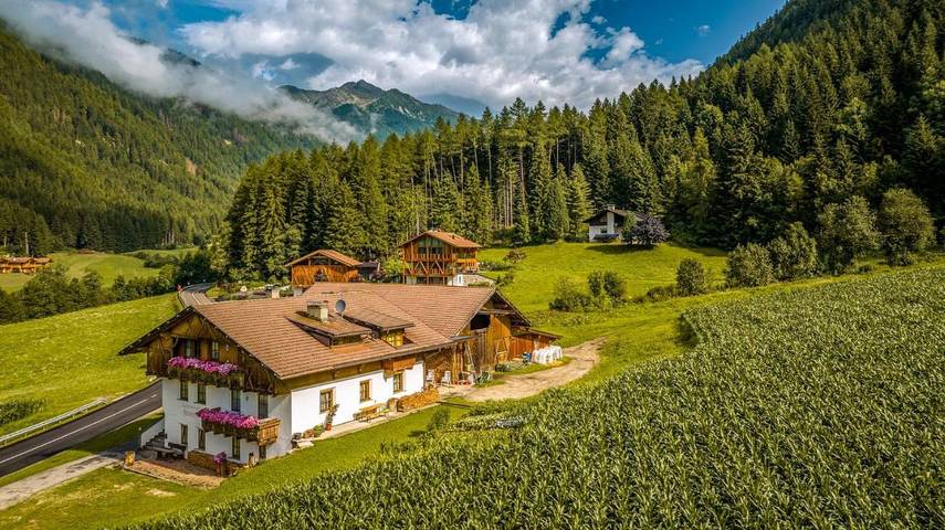 Ferienwohnung für 6 Personen, mit Balkon und Terrasse sowie Garten und Ausblick in Valles