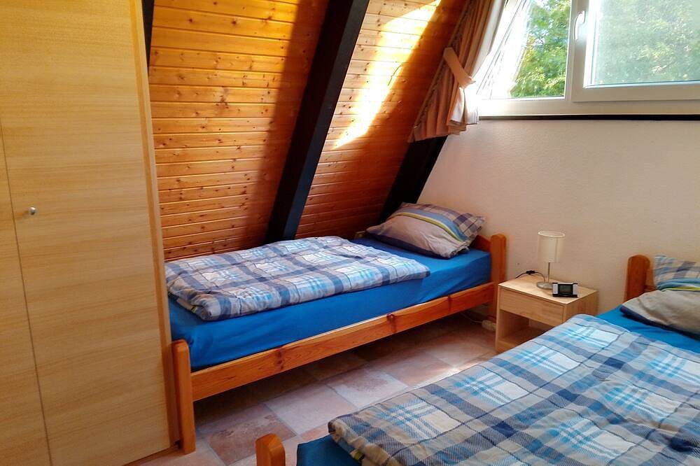 Gemütliches Nurdach-Ferienhaus Fuxbau im Ferienpark Fedderwardersiel in Fedderwardersiel, Butjadingen