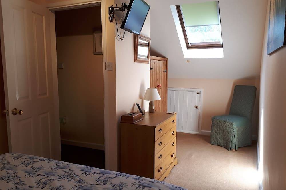 Stunning rural cottage central to all Pembrokeshire beaches.  Dogs Free. Wifi in Pembrokeshire