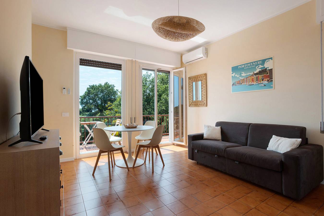 Apartamento entero, Apartment 'Casa Blu' with Sea View, Wi-Fi and Air Conditioning in Lerici Municipio, Parque Natural Regional de Montemarcello-Magra-Vara