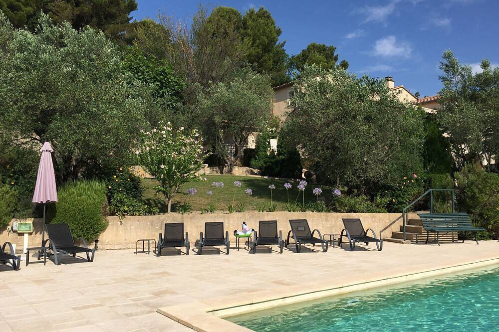Self-catered villa with private pool in a flowery garden with trees in Vaison-la-Romaine, Parc naturel régional du Mont-Ventoux