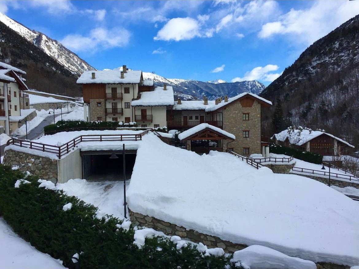 Entire holiday apartment, By Holiday World in Pré-Saint-Didier, Comune di Pré-Saint-Didier