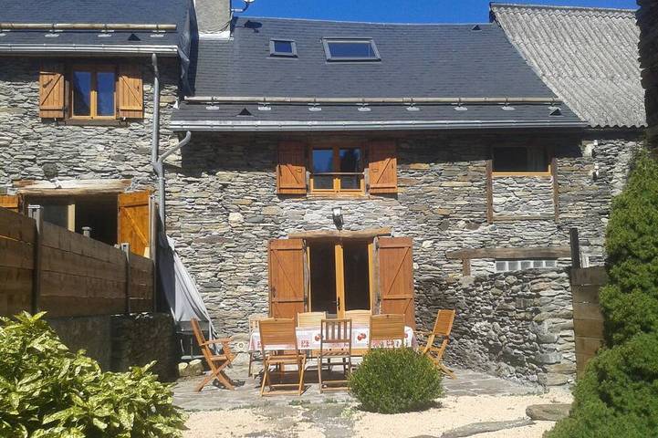 Location de vacances pour 8 personnes, avec terrasse et jardin, animaux acceptés à Antignac