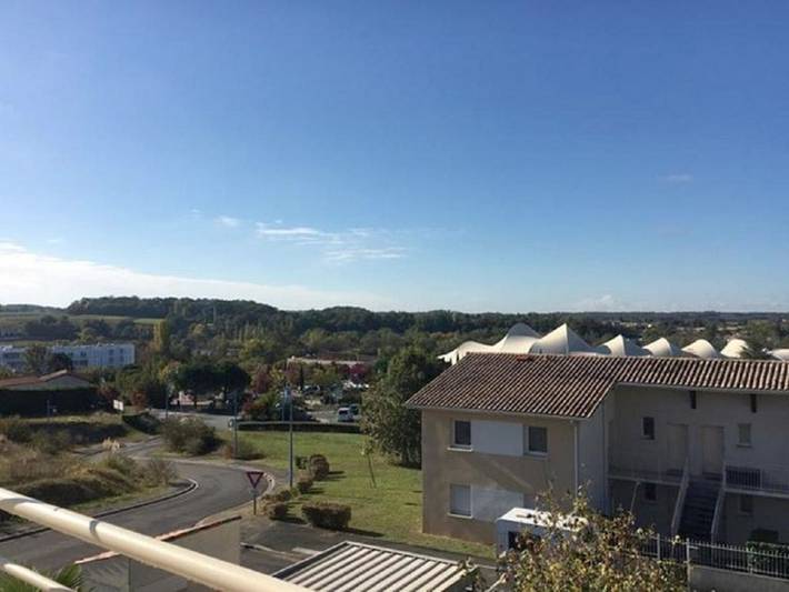 Gîte pour 4 personnes, avec Balcon ainsi que Terrasse et Vue dans Les Antilles de Jonzac