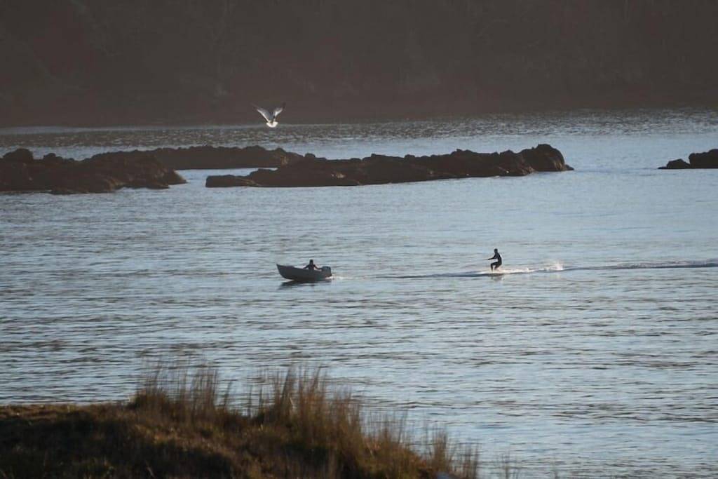 Die Bland Bay liegt direkt am Strand und bietet einen atemberaubenden Meerblick von der Sonnenterrasse in Whangarei District