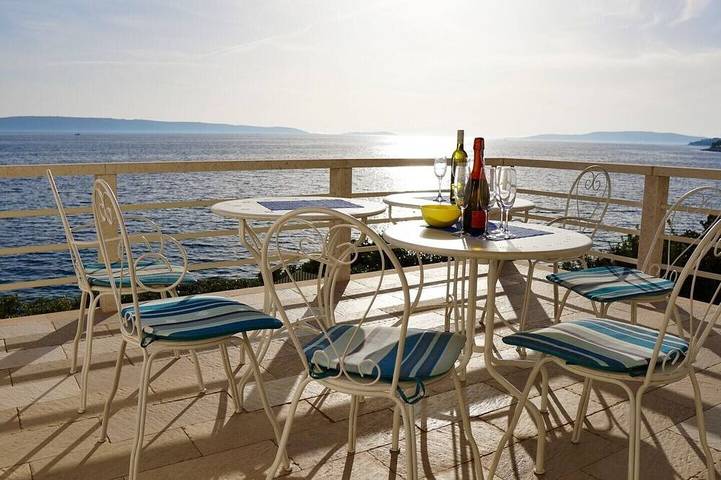 Ferienhaus für 12 Personen, mit Balkon und Whirlpool sowie Terrasse und Garten in Okrug Gornji