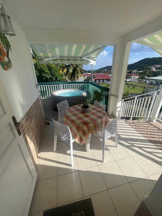 Appartement de vacances pour 4 personnes, avec jardin ainsi que balcon et jacuzzi
