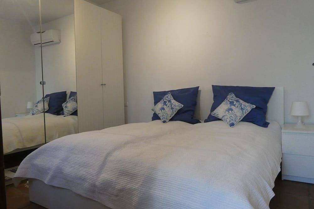 New holiday home with fireside, central heating, palm trees and pool in Corumbela, Sayalonga