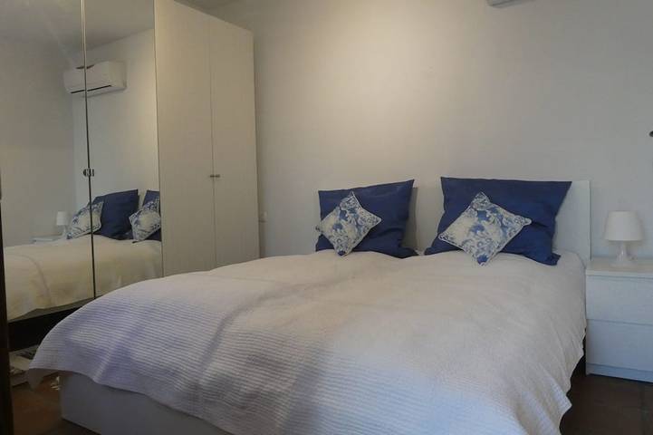 Casa vacacional con jardín tropical, piscina, jacuzzi, internet, calefacción central. in Corumbela, Sayalonga