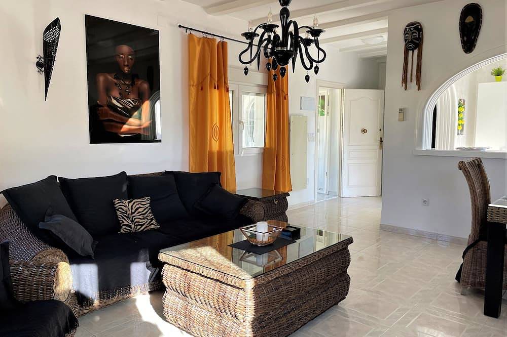 Villa Eva, schöne Villa , freistehend mit eigenem Pool, 500 m zum Sandstrand in Oliva, Costa Blanca