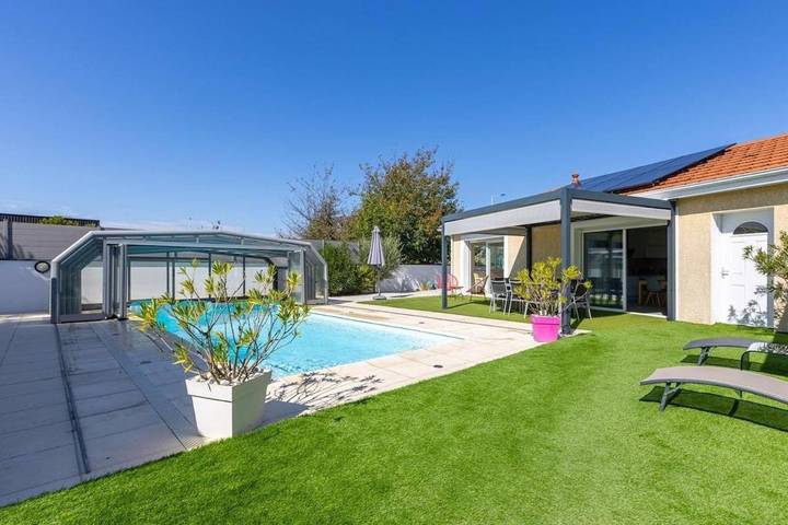 Maison de vacances pour 6 personnes, avec Terrasse ainsi que Jardin et Piscine à Bourg-en-Bresse