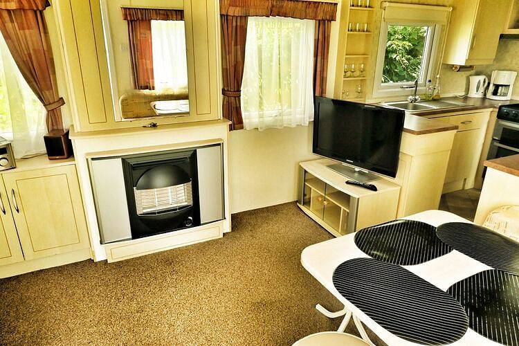 Domek holenderski przy plaży nad jeziorem in Ostrowiec (Sławieński), Powiat sławieński