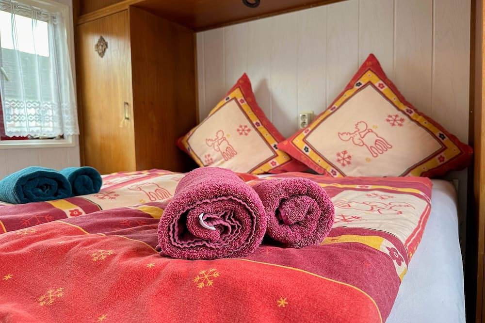 Fijn chalet bij een levendige bistro en pool in Meisburg, Vulkaan-Eifel