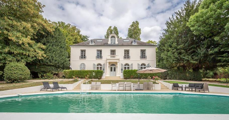 Location de vacances pour 24 personnes, avec Terrasse ainsi que Jardin et Piscine à Chennevières-sur-Marne