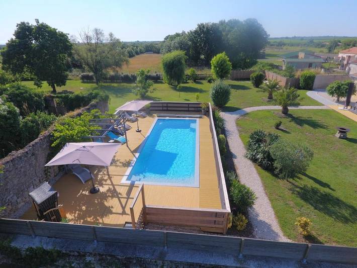 Location de vacances pour 8 personnes, avec Terrasse et Jardin ainsi que Piscine et Vue à Jau-Dignac-et-Loirac