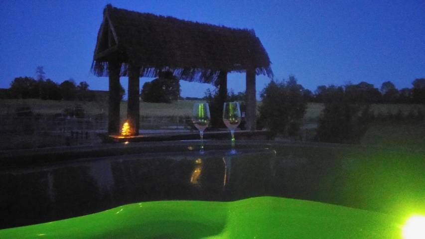 Location de vacances pour 2 personnes, avec Jacuzzi et Terrasse ainsi que Jardin et Sauna à Chapelle-Voland